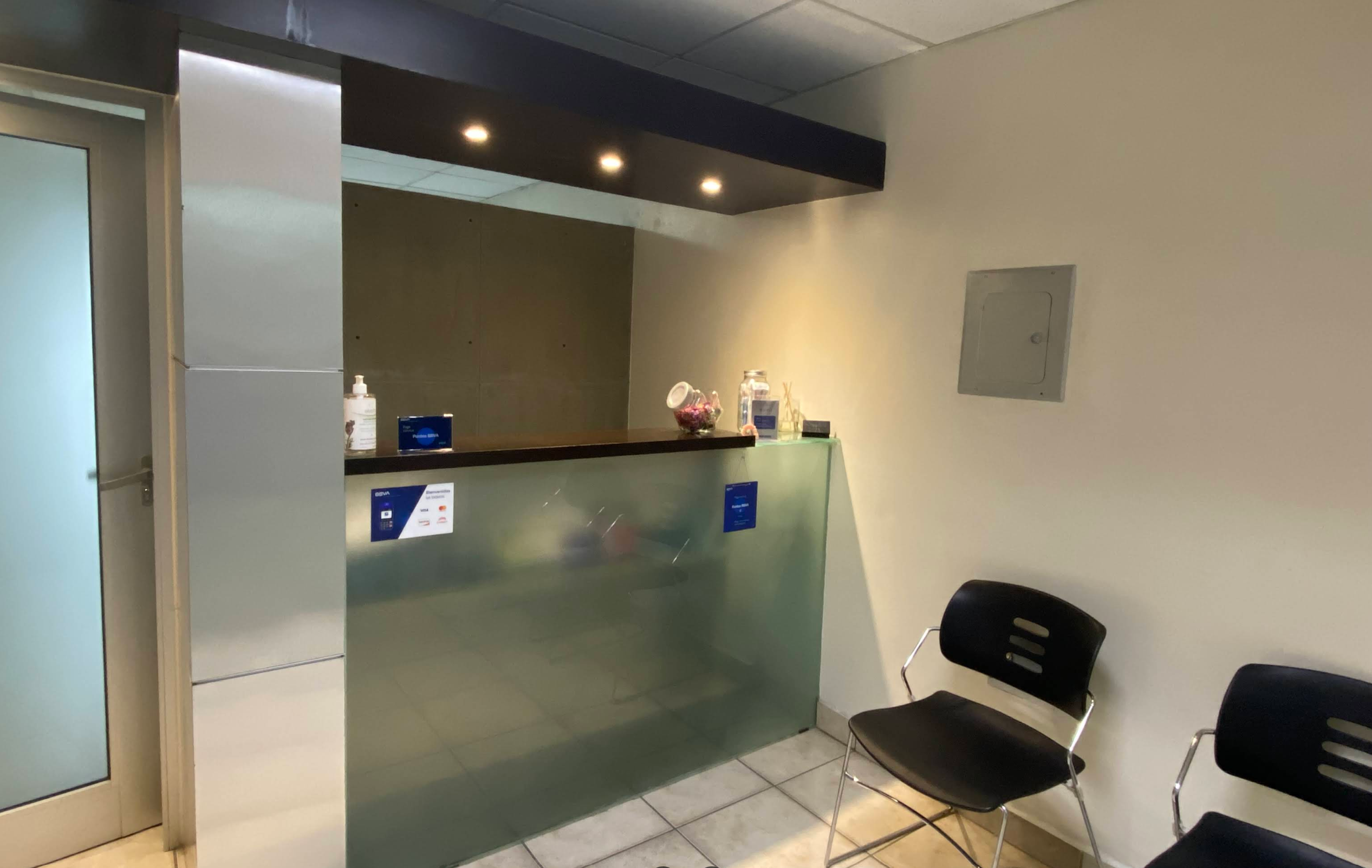Recepción moderna del consultorio Gud Dental Clinic con instalaciones de última generación